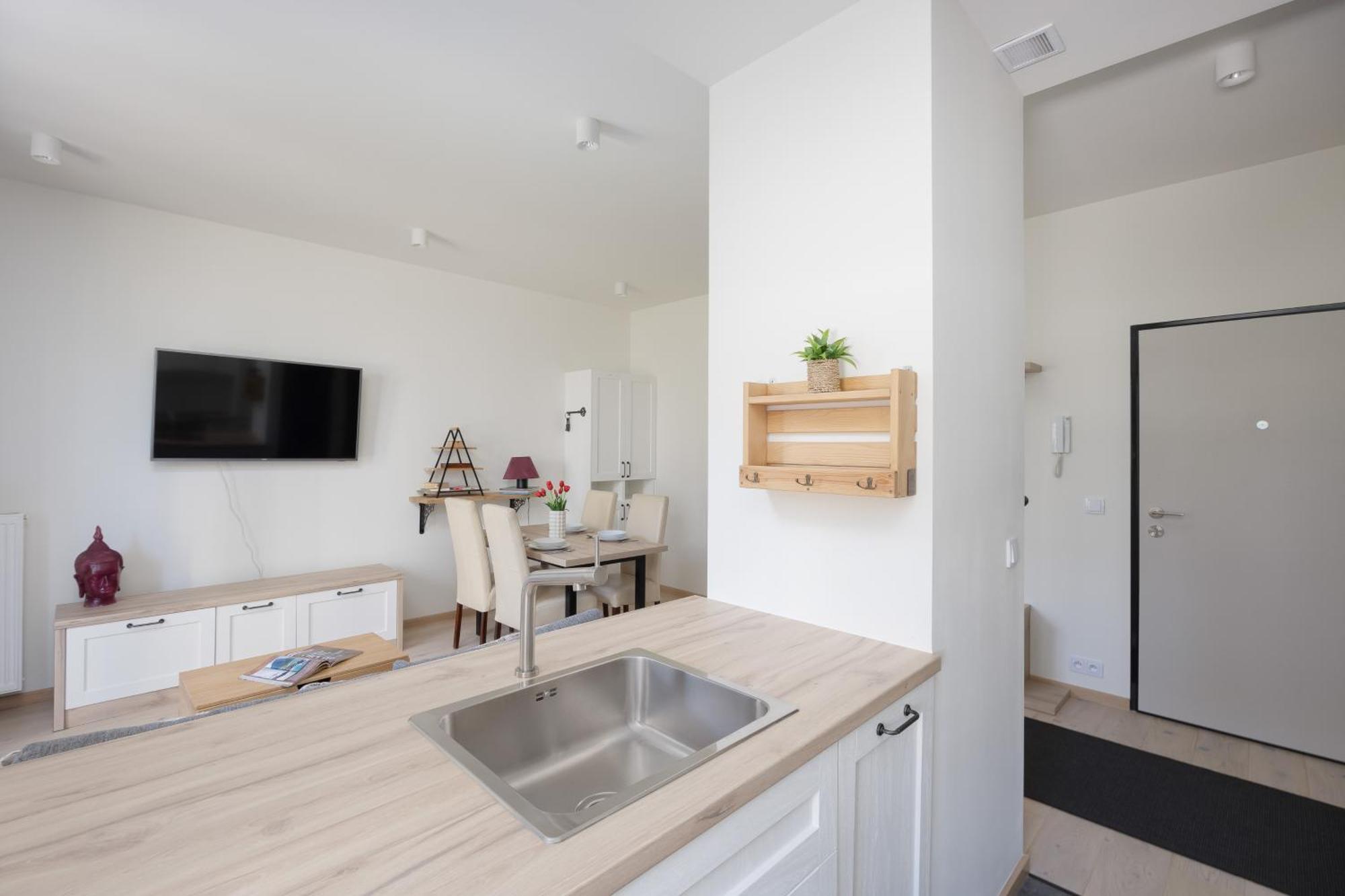 Appartement Beautiful With Terrace, Garden And Parking Close To The Airport In By Renters